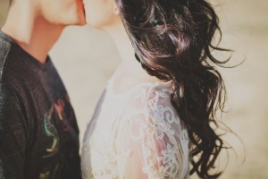coppia che si bacia felice... il passato non esiste per chi non ci pensa!